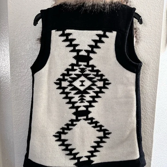 Faux fur collared vest, women’s, L - Picture 3 of 5